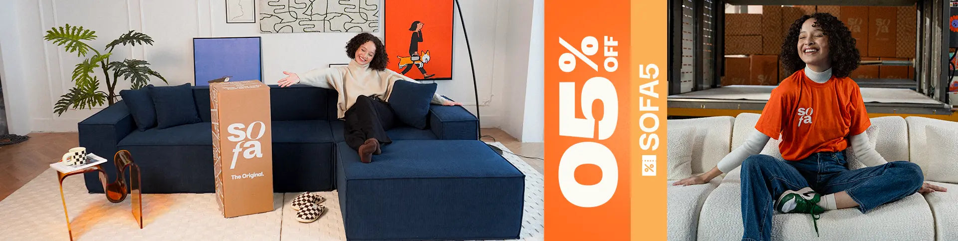 Casal sentado em um sofá cinza em uma sala de estar aconchegante. Eles estão sorrindo e segurando canecas laranja. No fundo, uma estante com livros e objetos decorativos. No topo da imagem, o texto 'Mês dos NAMORADOS' com um coração laranja, e à direita, um banner laranja com o texto 'Site até 35% OFF +30 DIAS PARA TESTAR'. O casal está usando meias coloridas e parecem estar relaxados e felizes.